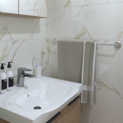 „Već na 3D prikazu sve je delovalo uklopljeno — elegantno ogledalo, drveni ram, mermerne pločice i čisti detalji oko lavaboa. Praktično kao da smo već tamo, a kad je završeno, sve je bilo baš tako!“